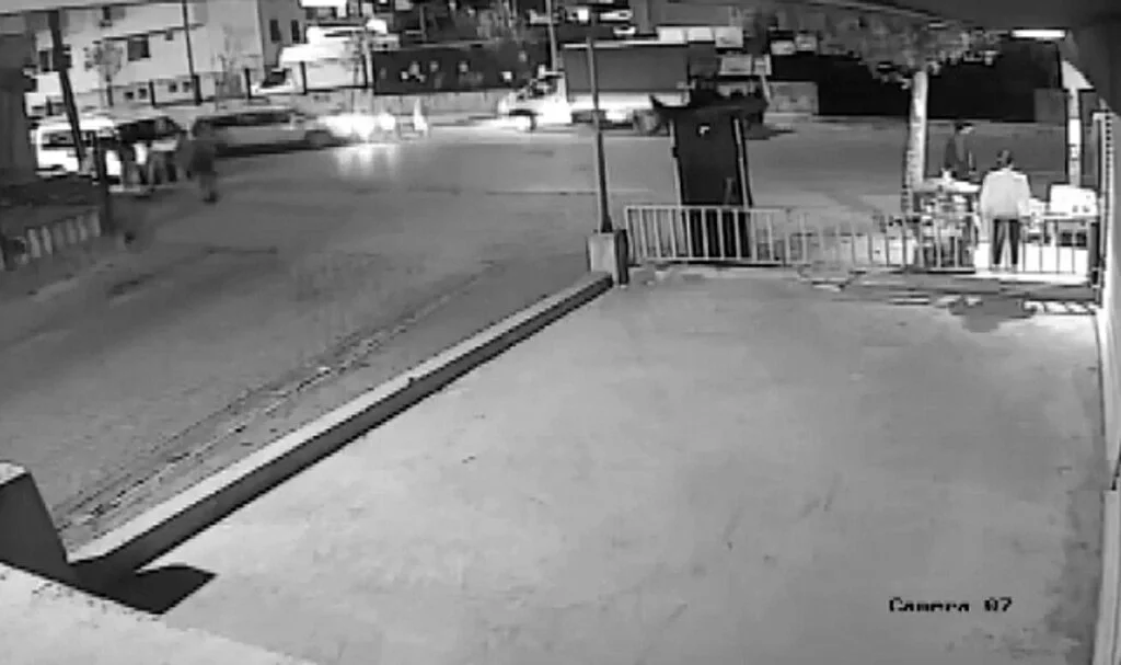 Acemi sürücü aileye çarptı, o anlar kameraya yansıdı