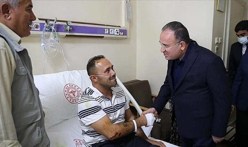 Adalet Bakanı Bekir Bozdağ, Amasra'da maden ocağındaki patlamada yaralanan işçileri ziyaret etti