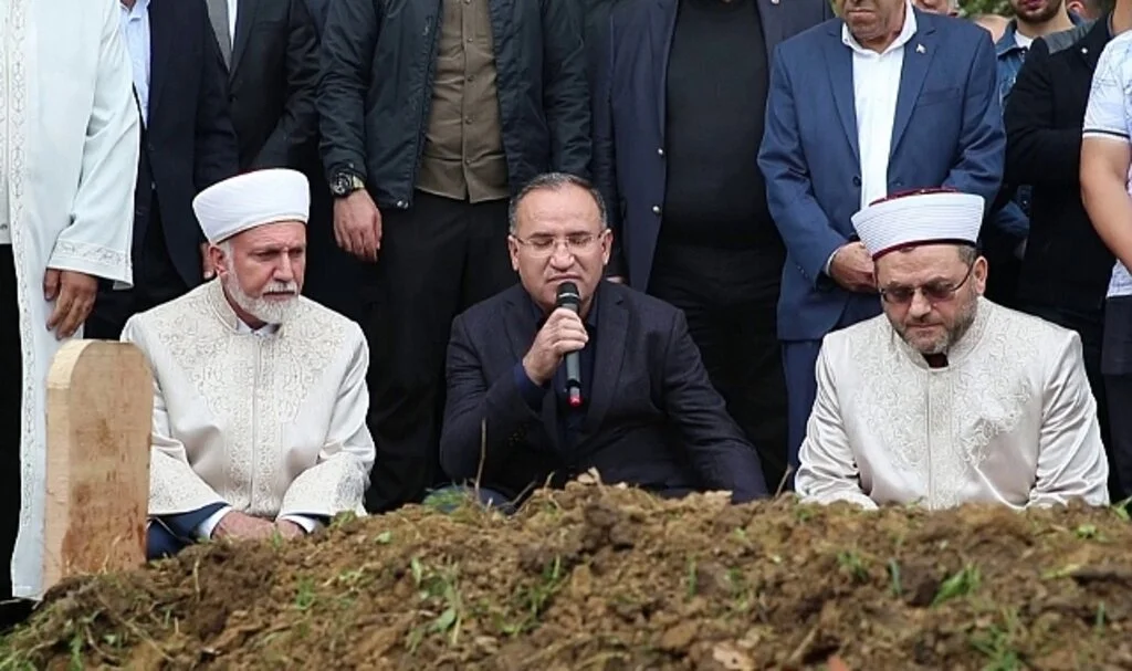 Adalet Bakanı Bekir Bozdağ maden şehidinin başında Kur'an-ı Kerim okudu