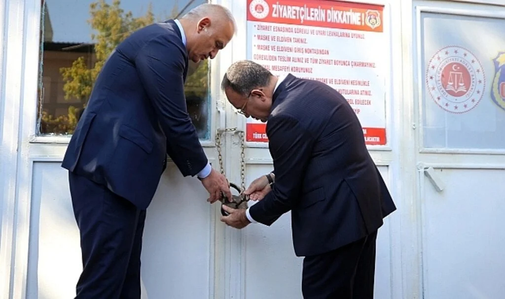Adalet Bakanı Bozdağ, Diyarbakır Cezaevi anahtarını Kültür ve Turizm Bakanı Ersoy'a teslim etti