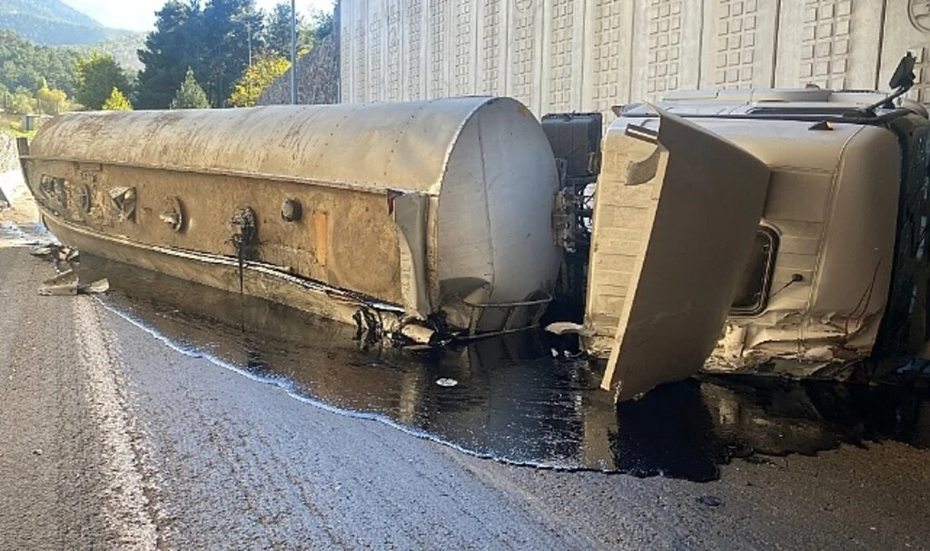 Adana’da asfalt yüklü tır devrildi: 1 yaralı