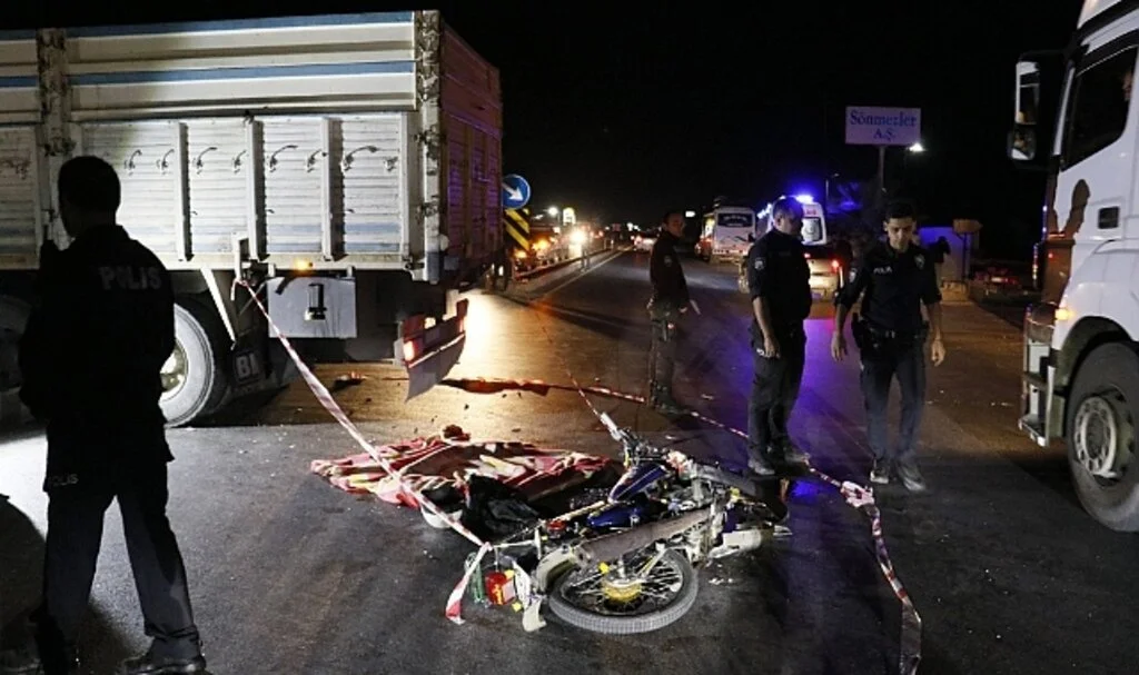 Adana’da motosiklet ile kamyon çarpıştı: 1 ölü, 1 yaralı