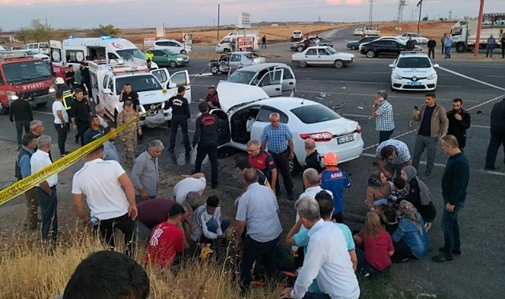 Adıyaman’da 3 otomobil çarpıştı: 1 ölü, 10 yaralı