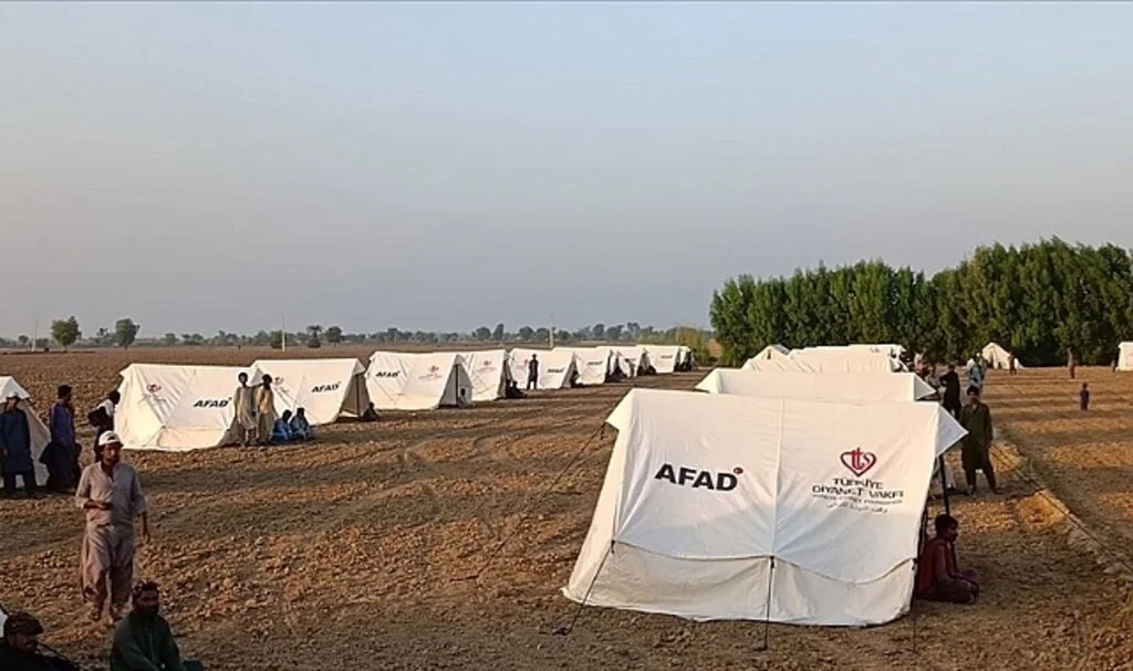 AFAD, Pakistan'a 7 bin 500 tonun üzerinde insani yardım malzemesi gönderdi