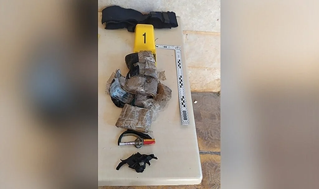Afrin'de patlamaya hazır bombalı düzenek ile canlı bomba yeleği ele geçirildi
