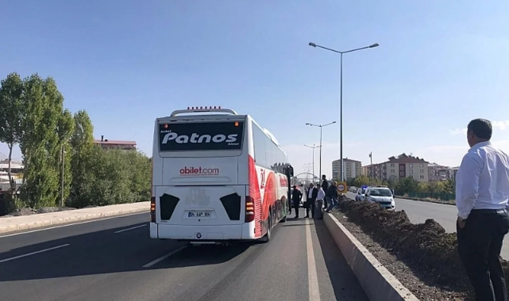 Ağrı çevre yolunda kaza; 20 yaşındaki genç yoğun bakımda