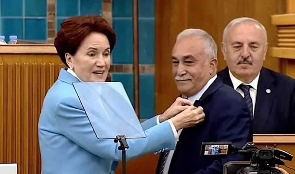 Ahmet Eşref Fakıbaba, İYİ Parti’de! Rozetini Akşener taktı