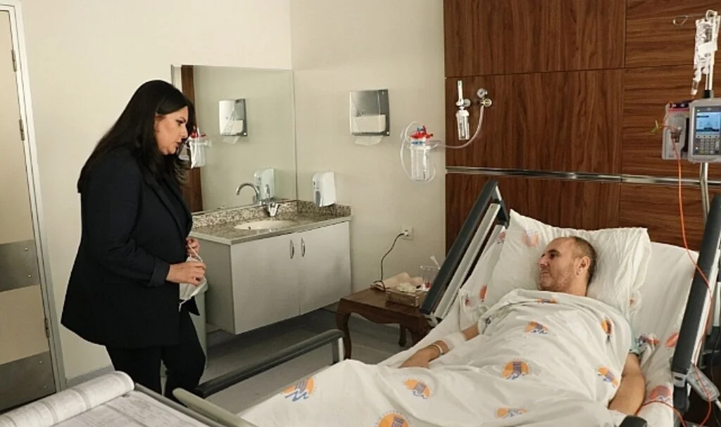 AK Parti'li Sarıeroğlu, polis evine düzenlenen saldırıda yaralanan polisi ziyaret etti