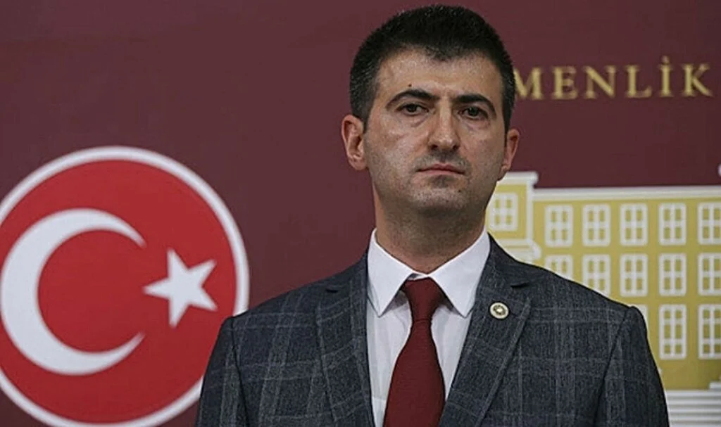 AK Parti'ye katılan Mehmet Ali Çelebi'den tepkilere yanıt: Haklı çıkmazsam, siyaseti bırakacağıma söz veriyorum