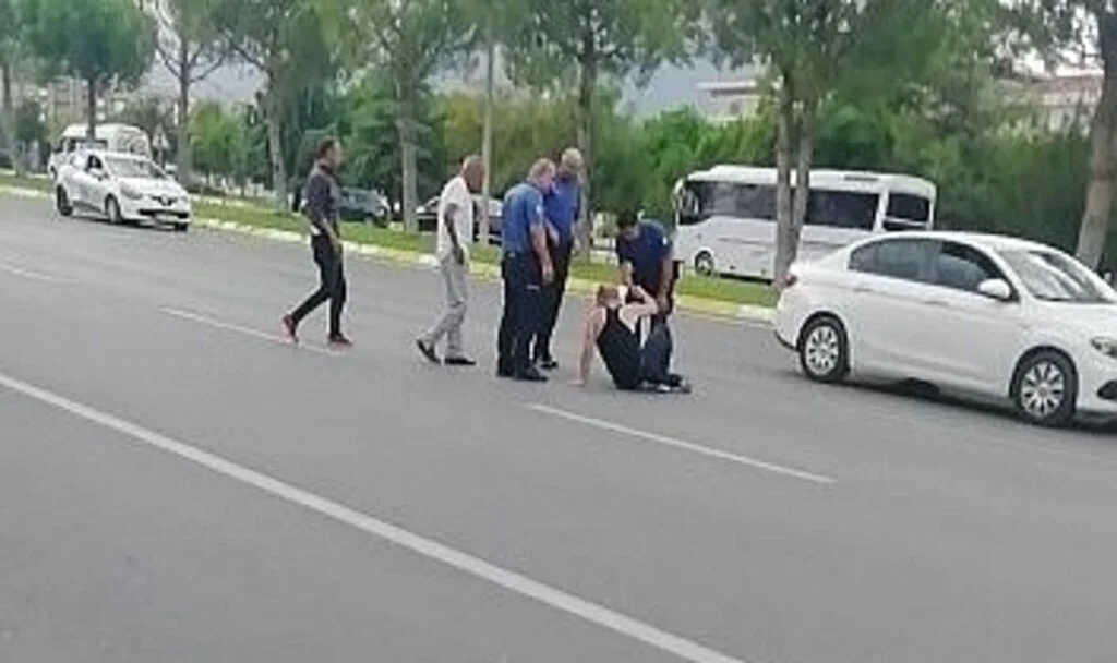 Akan trafikte yola yatan avukat, kendisine yardım etmek isteyen kadına dehşeti yaşattı