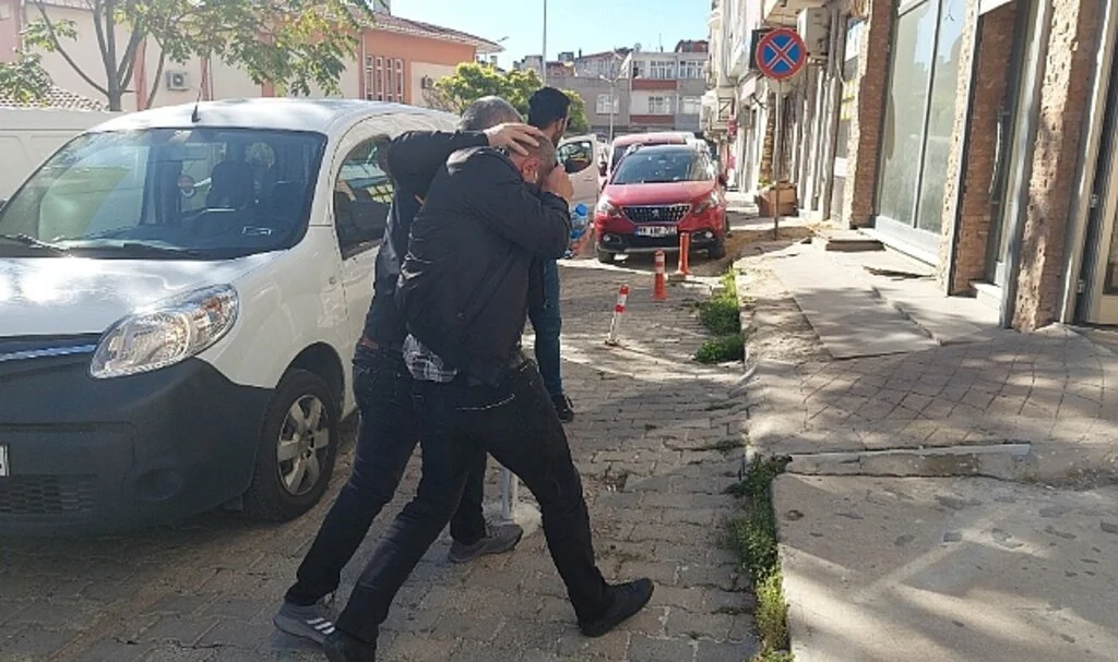 Akrabaları kiralık hırsızla 3 milyonluk altın ve parasını çaldılar
