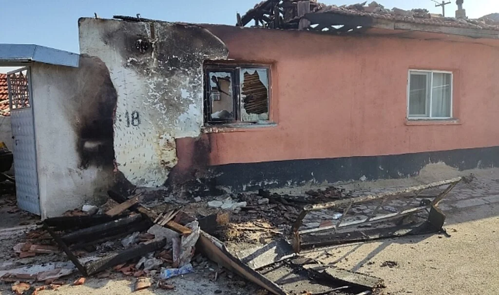 Alacak verecek meselesi nedeniyle 2 akrabasının evlerini ateşe verdi