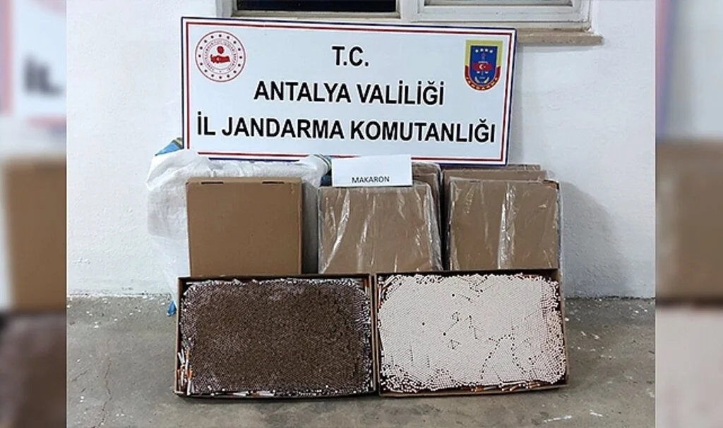 Alanya'da bir yolcu otobüsünde 36 bin adet hazır makaron ele geçirildi