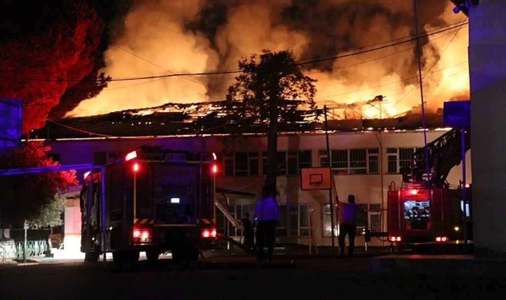 Alanya’da tadilatta olan lisenin çatısı alev alev yandı