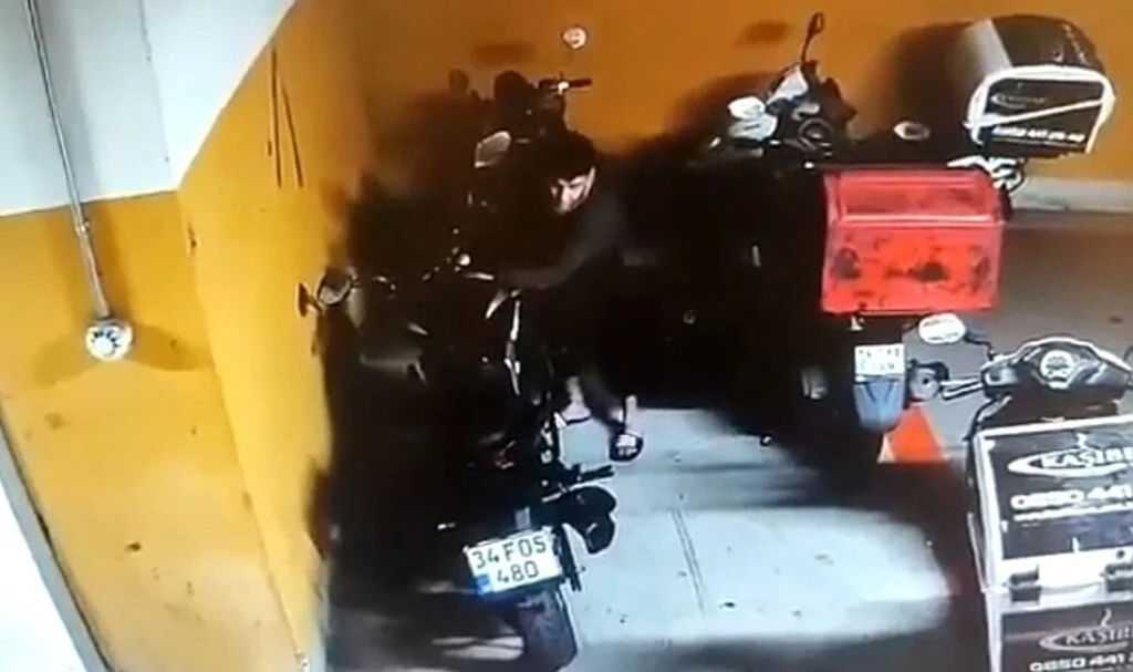 Alışveriş merkezi otoparkında motosiklet hırsızlığı kamerada