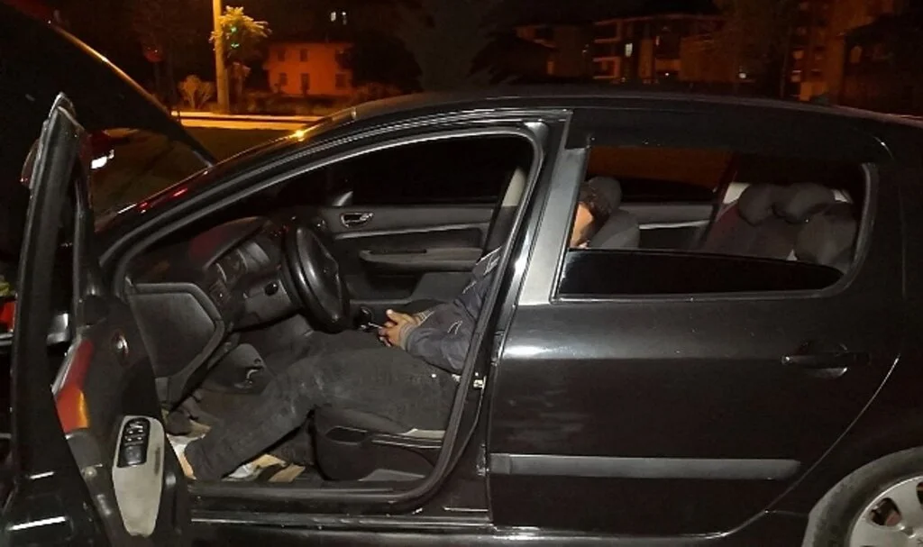 Alkollü araç kullanırken kaza yaptı, önce arabaya yattı, sonra polise ağladı