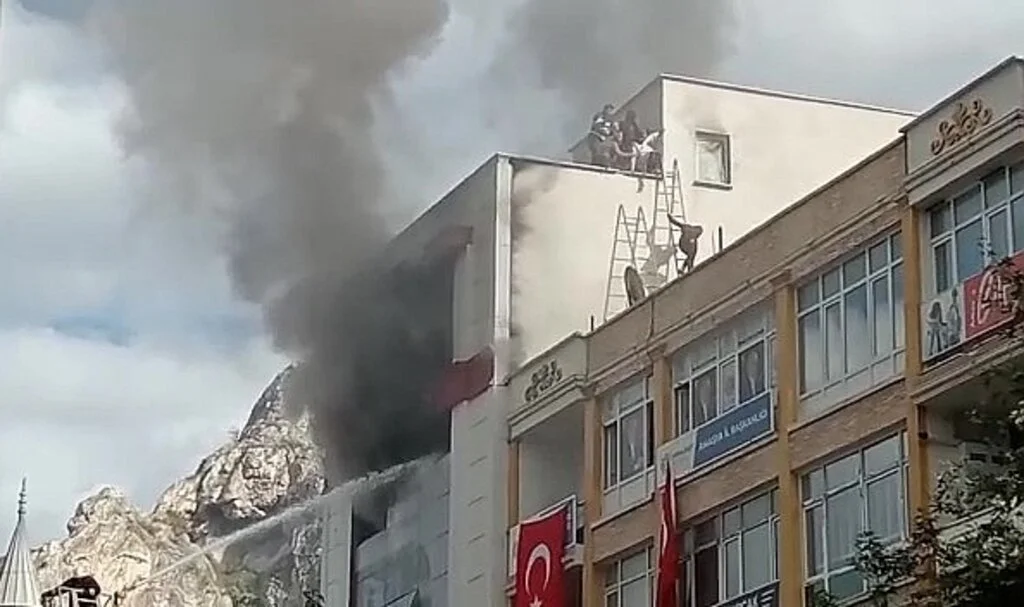 Amasya'da 5 katlı iş yerinde yangın: Çatıda mahsur kalan 5 çalışan kurtarıldı