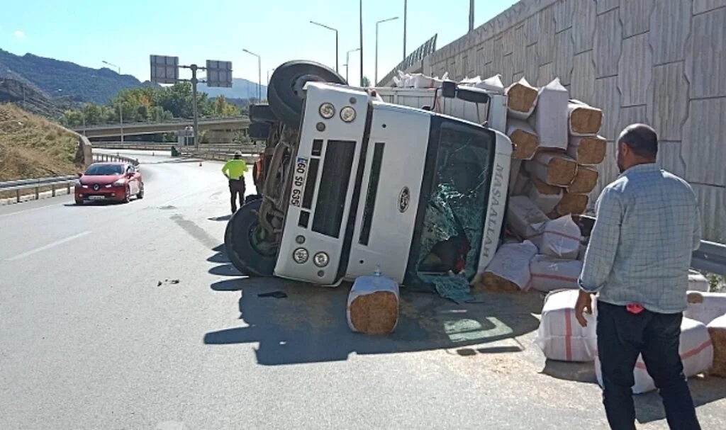 Amasya’da saman yüklü kamyon devrildi