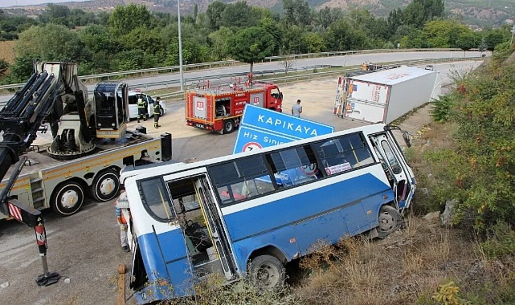 Amasya’da tır ile halk otobüsü çarpıştı, yolcu bulunmaması faciayı önledi