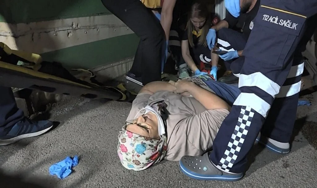 Ambulans yaya geçidindeki yaşlı kadına çarptı, ilk müdahaleyi ambulansta bulunan sağlıkçılar yaptı
