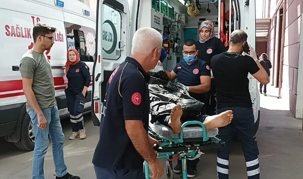 Ampulü değiştirirken akıma kapılarak yaralandı