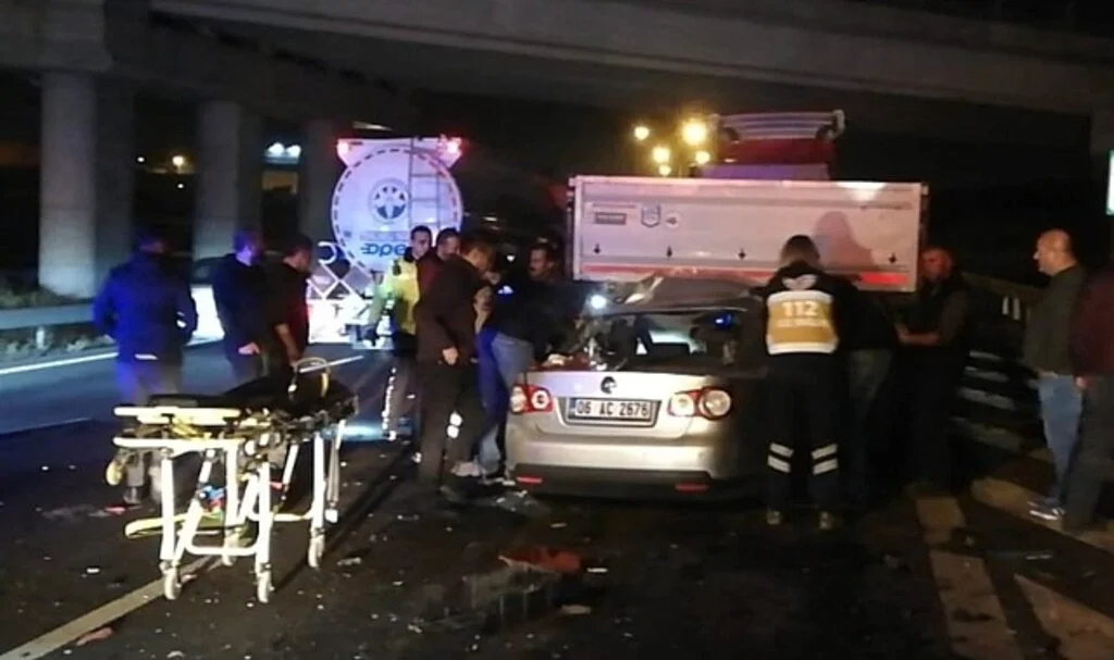 Ankara’da bir otomobil TIR’a arkadan ok gibi saplandı: 1 yaralı