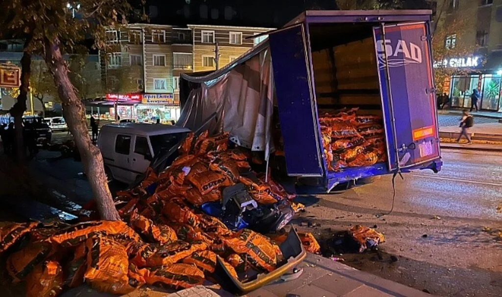 Ankara’da freni boşalan TIR park halindeki 3 araca çarptı