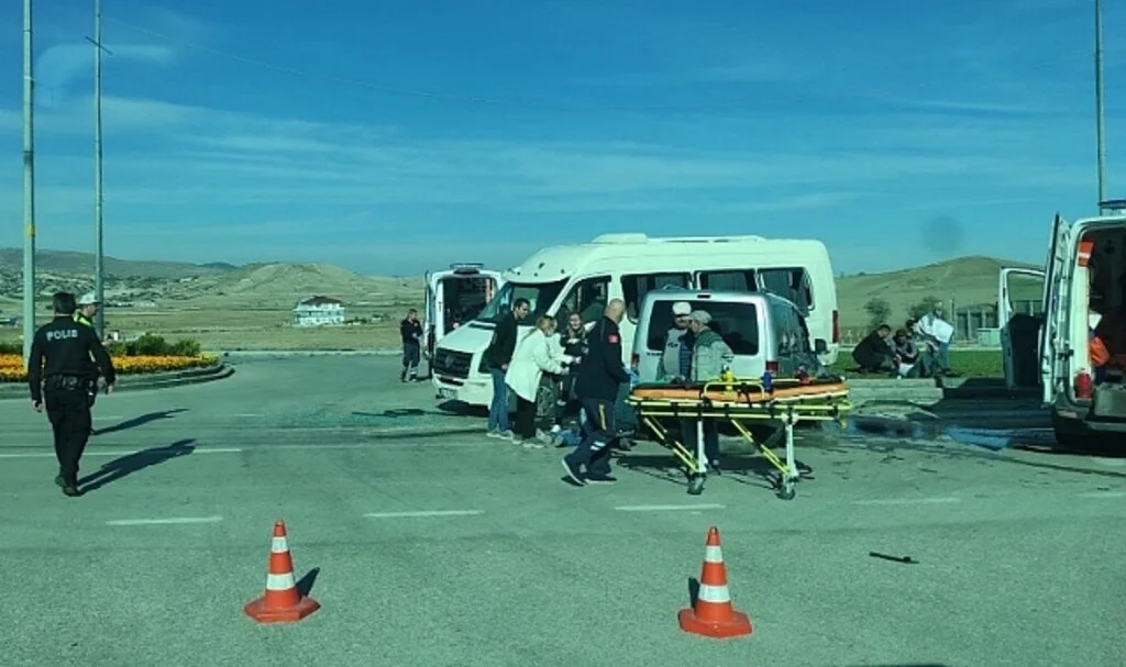 Ankara'da işçi servisi ticari araçla çarpıştı: 10 yaralı