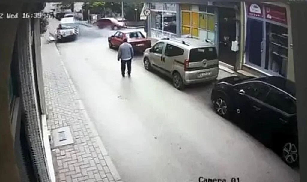 Anne kızın ölümle burun buruna geldiği anlar kamerada