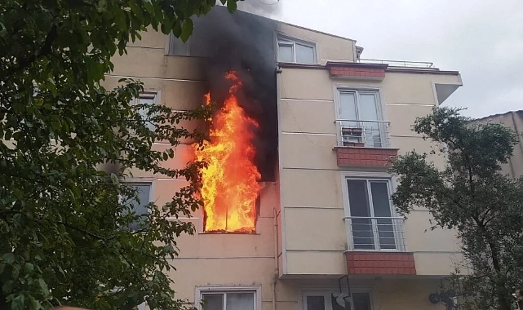 Anne-kızın yaşadığı ev alevlere teslim oldu