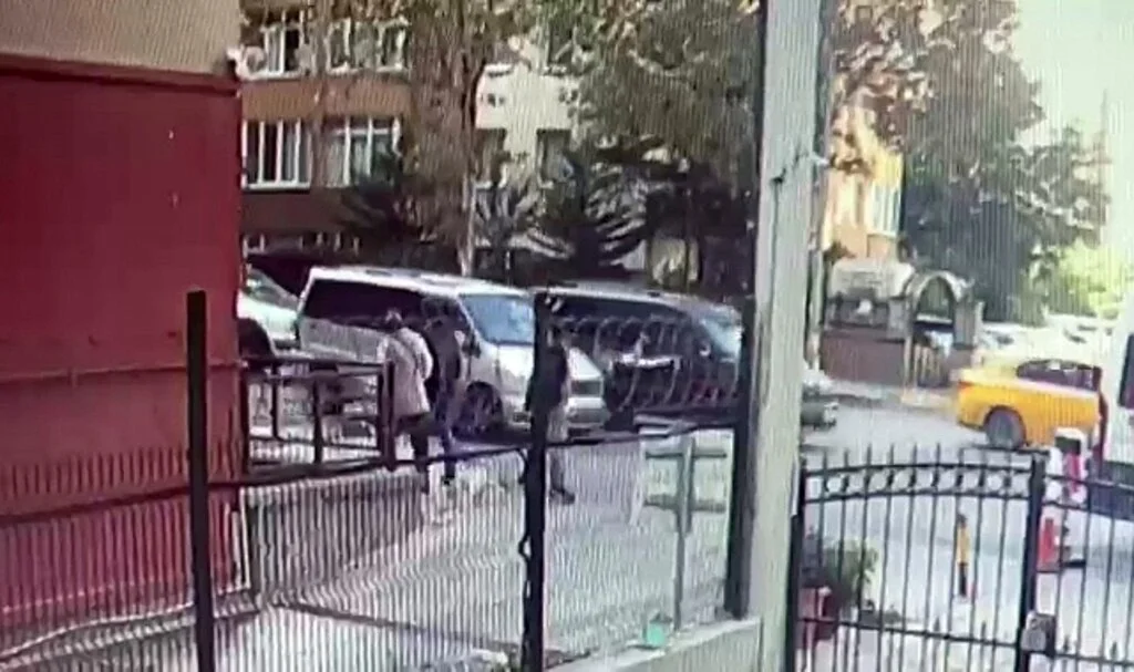 Anne ve kızına yaya geçinde çarpan sürücü esnaftan dayak yedi