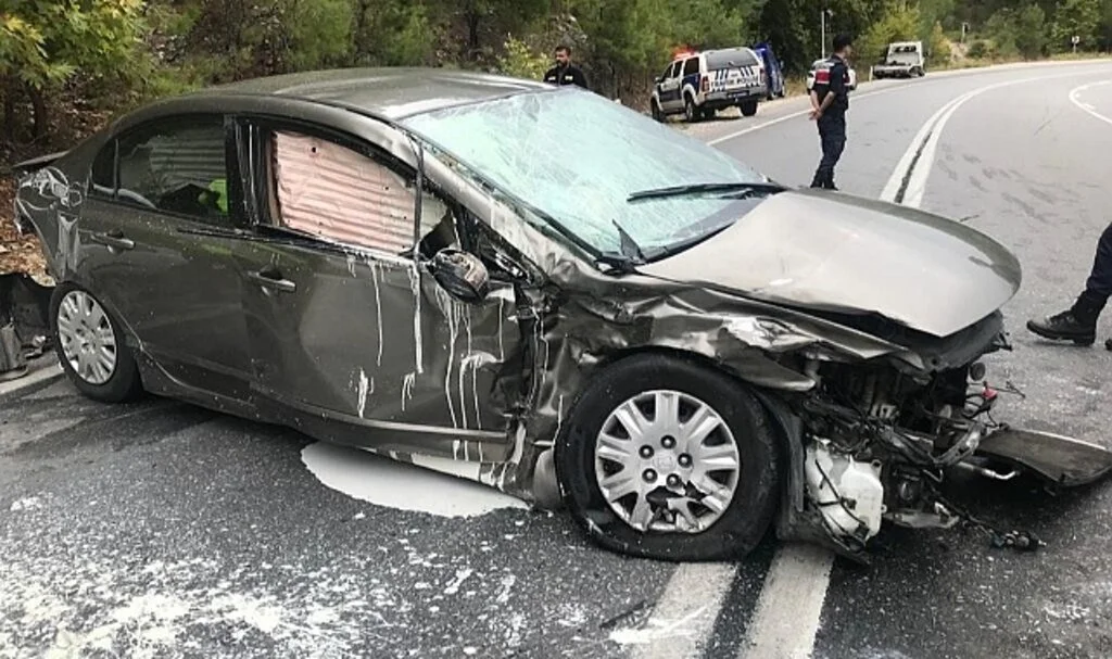 Antalya'da 2 araç çarpıştı: 3 yaralı