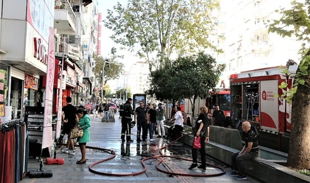 Antalya’da AVM’de yangın paniği