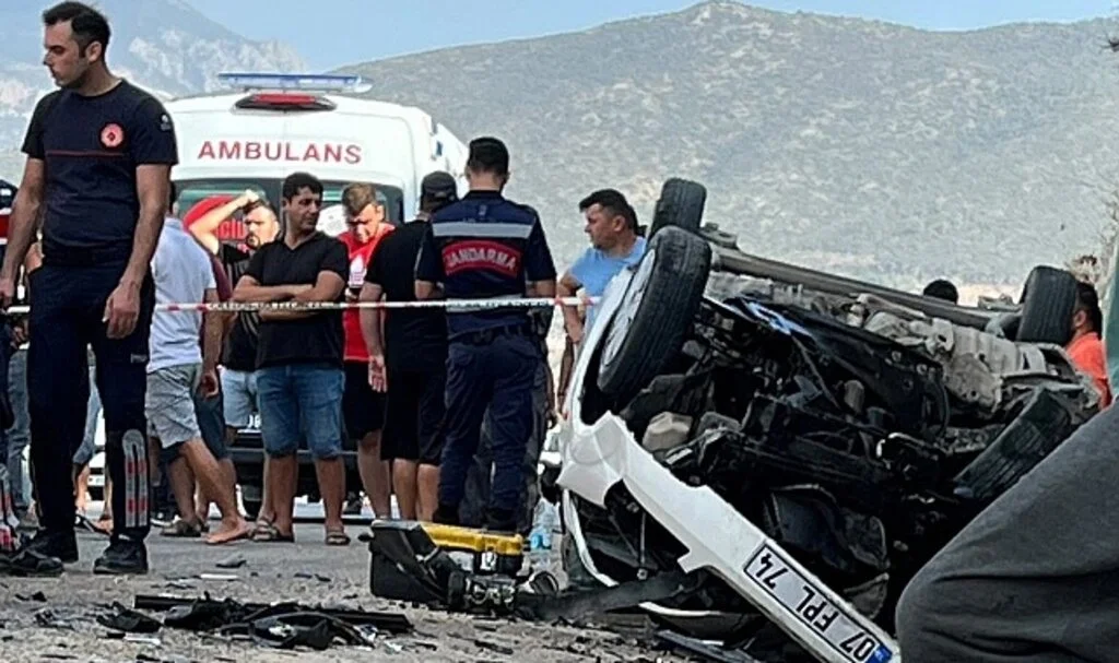 Antalya’da feci kaza: Dede ile 2 yaşındaki torunu öldü, 4 kişi yaralandı