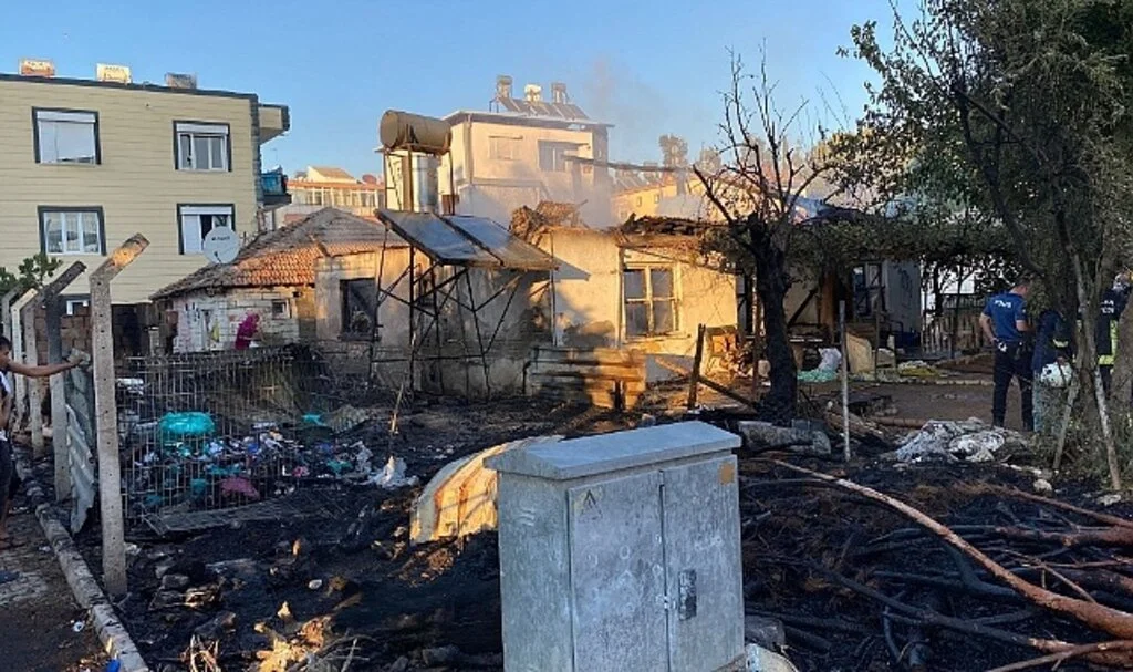 Antalya'da tarım işçilerinin kaldığı ev alev alev yandı
