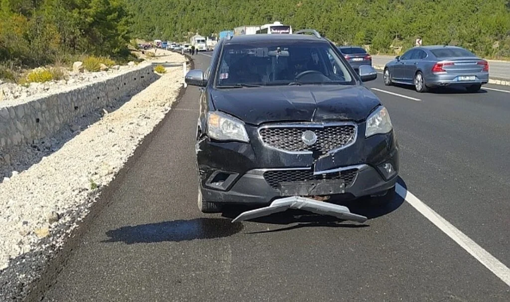Antalya’da trafik kazası: 3 yaralı