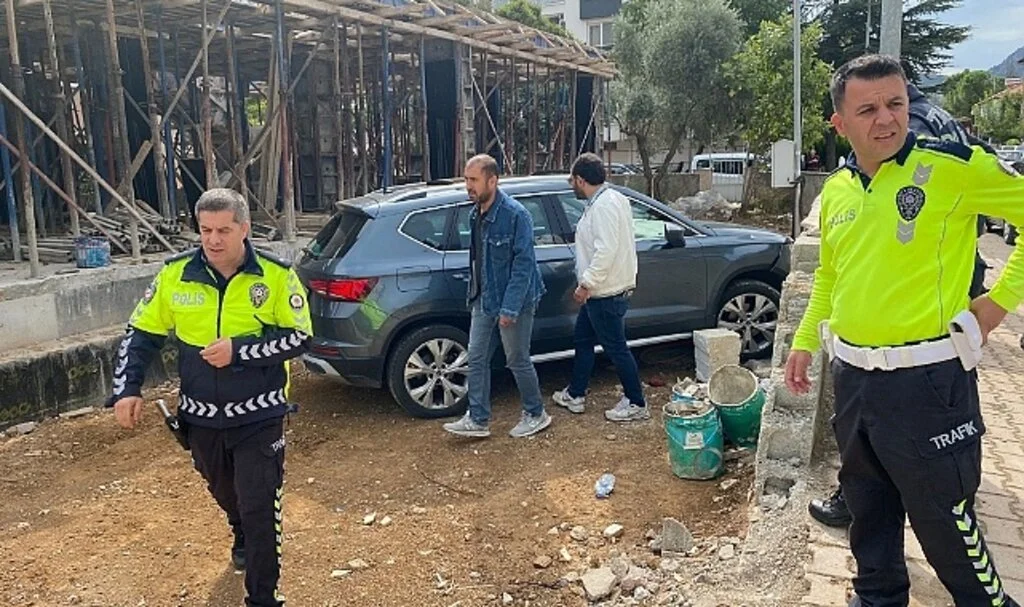 Antalya'da turistin kiraladığı lüks aracı çaldı, Burdur’da duvara çarpınca yakalandı