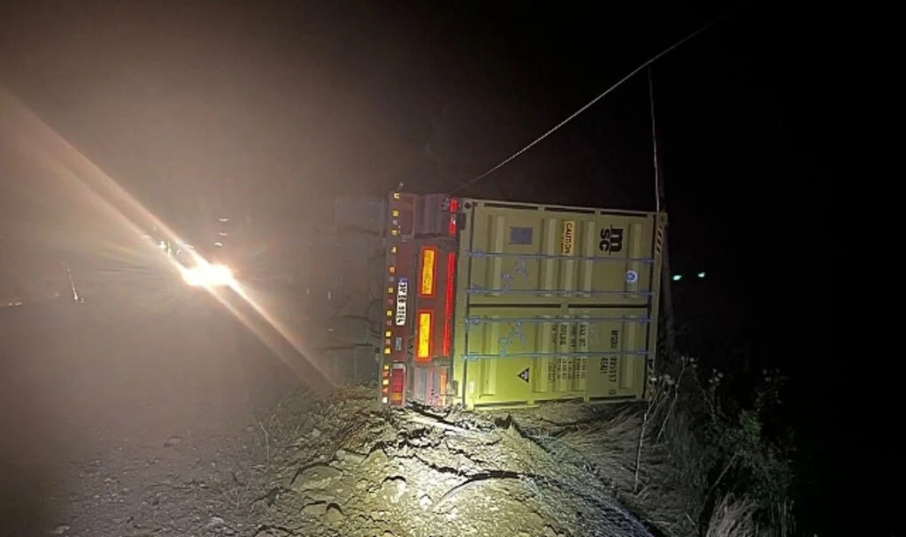 Antalya’da virajı alamayan bebek maması yüklü tır devrildi: 1 yaralı