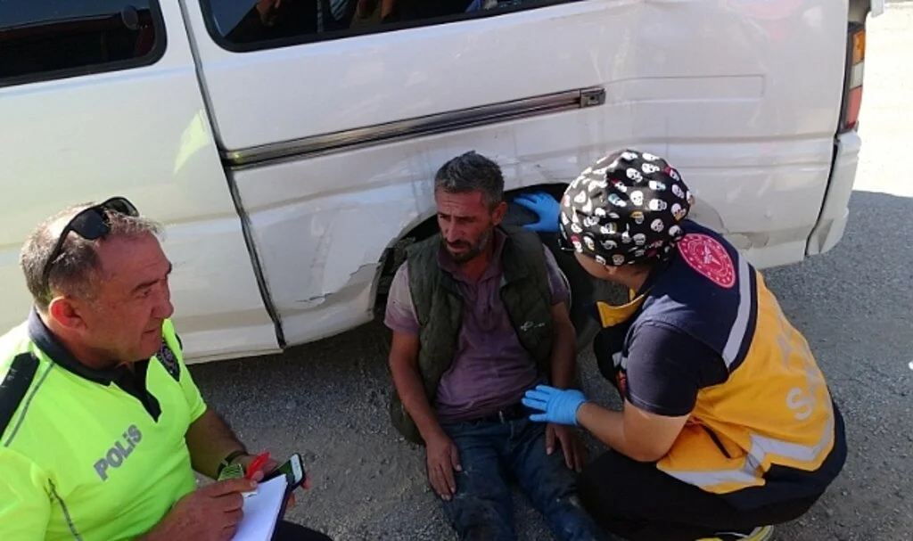 Antalya'da yaralanan ticari araç sürücüsüne ilk müdahaleyi vatandaş yaptı