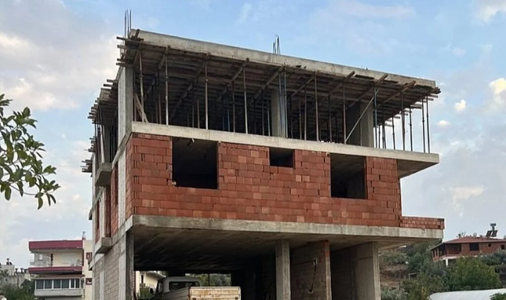 Antalya'dan kahreden haber: İnşaattan düşen işçi, kurtarılamadı