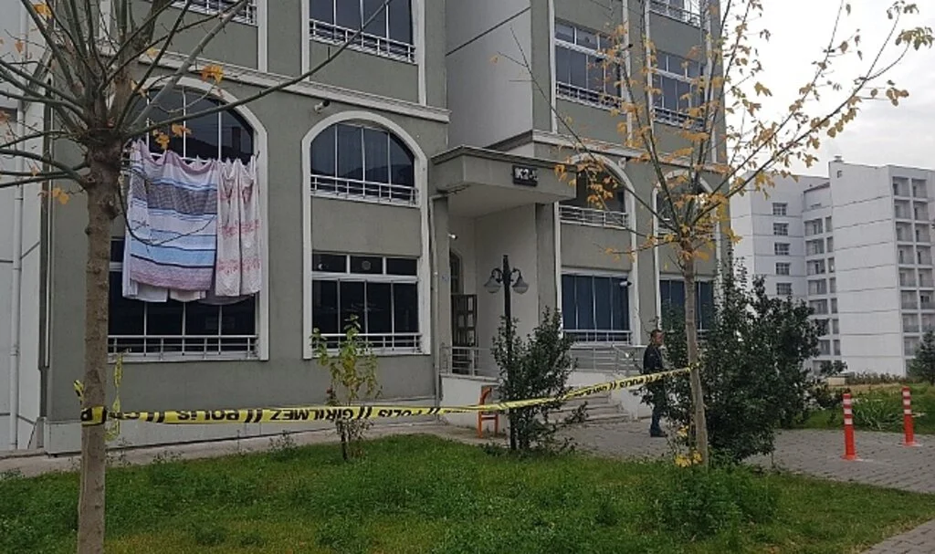 Apartman dairesinde yangın: 1 ölü