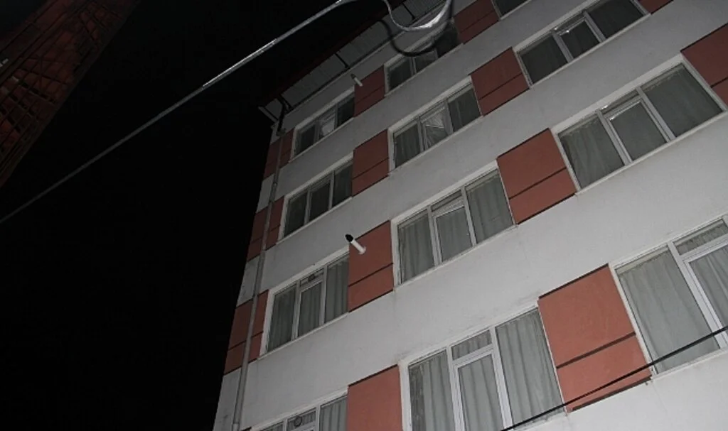 Apartmanın 4'üncü katından atlayan genç kız yaralı kurtuldu