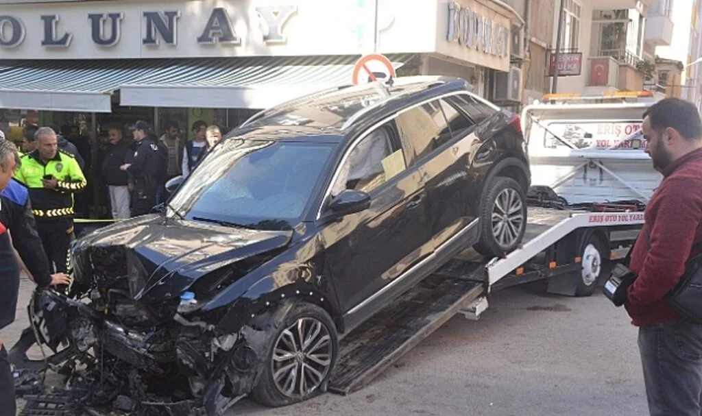 Ara yoldan hızla çıkan araç önce yayaya sonra müzeye çarptı: 4 yaralı