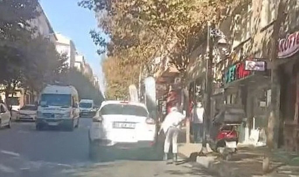 Arabanın arkasında patenle yolculuk kazaya davetiye çıkardı