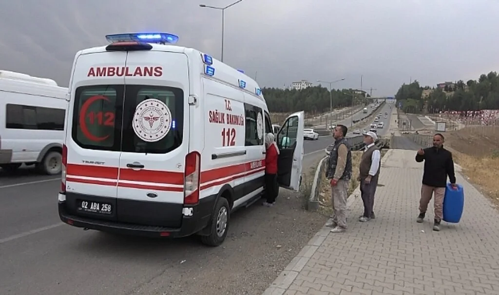 Araca çarpmamak için motosikleti devirdi: 1 yaralı