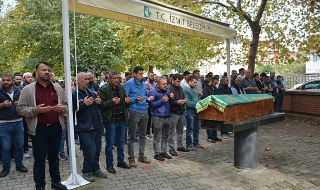 Aracın altında kalan 4 yaşındaki Umut, dualarla son yolculuğuna uğurlandı