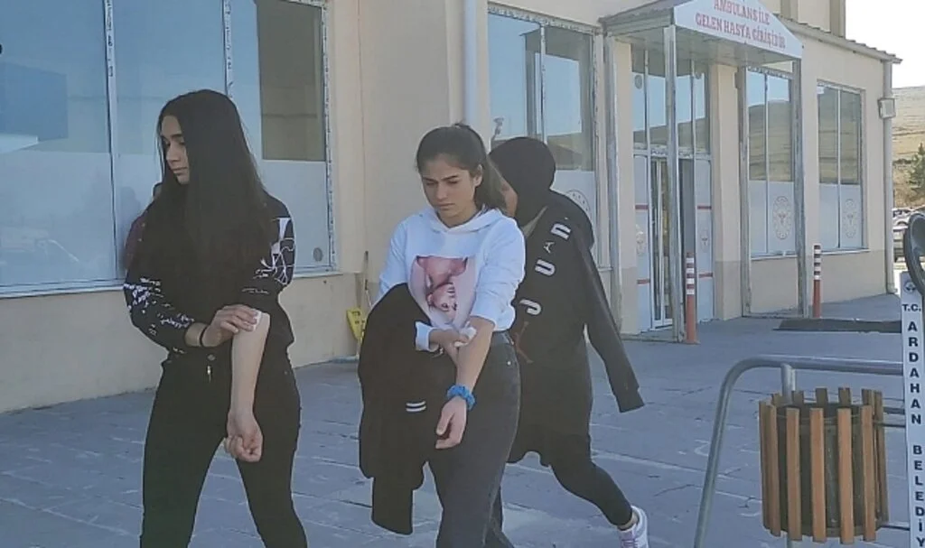 Ardahan’da gıda zehirlenmesi: 25 öğrenci hastaneye kaldırıldı