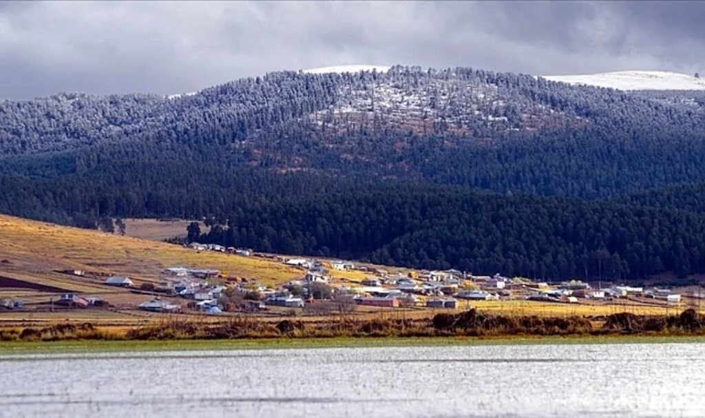 Ardahan'ın karlı tepeleri sonbahar renkleriyle buluştu