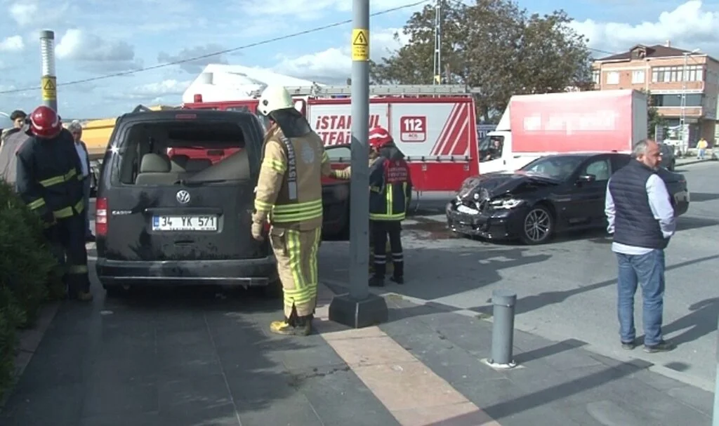 Arnavutköy’de 2 araç kavşakta bir birbirlerine girdi: 3 yaralı