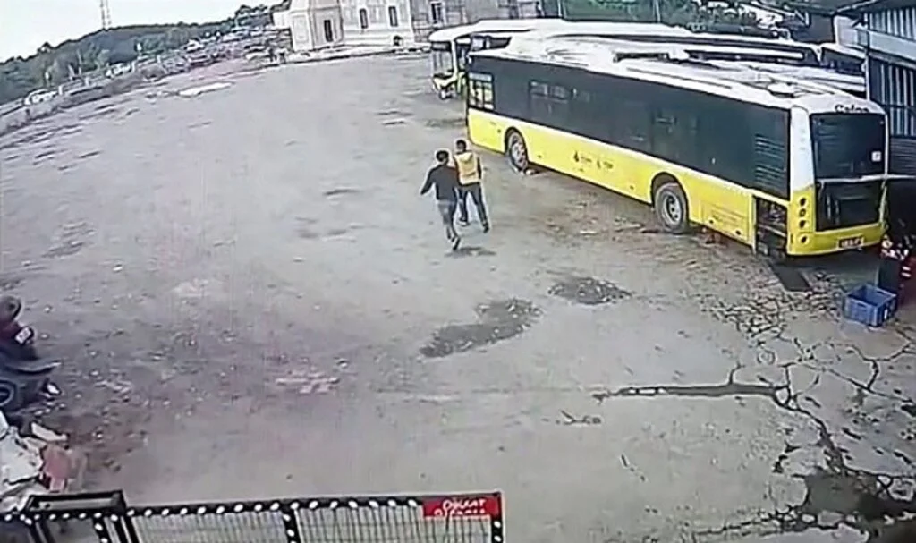 Arnavutköy’de 2 kişi park halindeki otobüslerin aküsünü çaldı